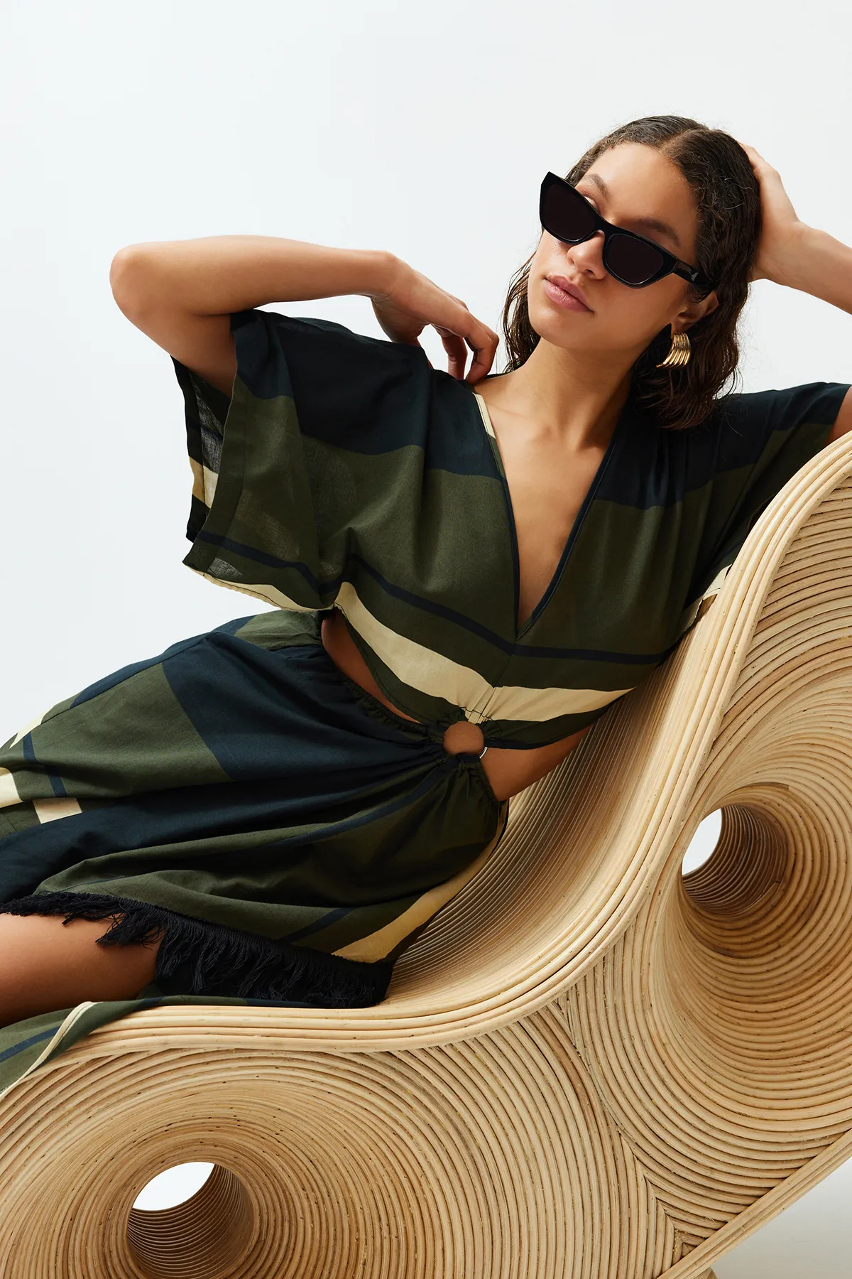 Trendyol Collection  Gestreiftes Midi-Strandkleid aus 100 % Baumwolle mit gewebtem Cut-Out/Fenster und weitem Schnitt TBESS24EL00032