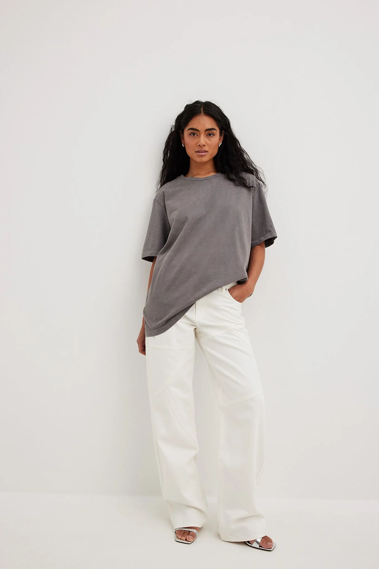 Weite Jeans mit mittlerer Taille und Nahtdetails