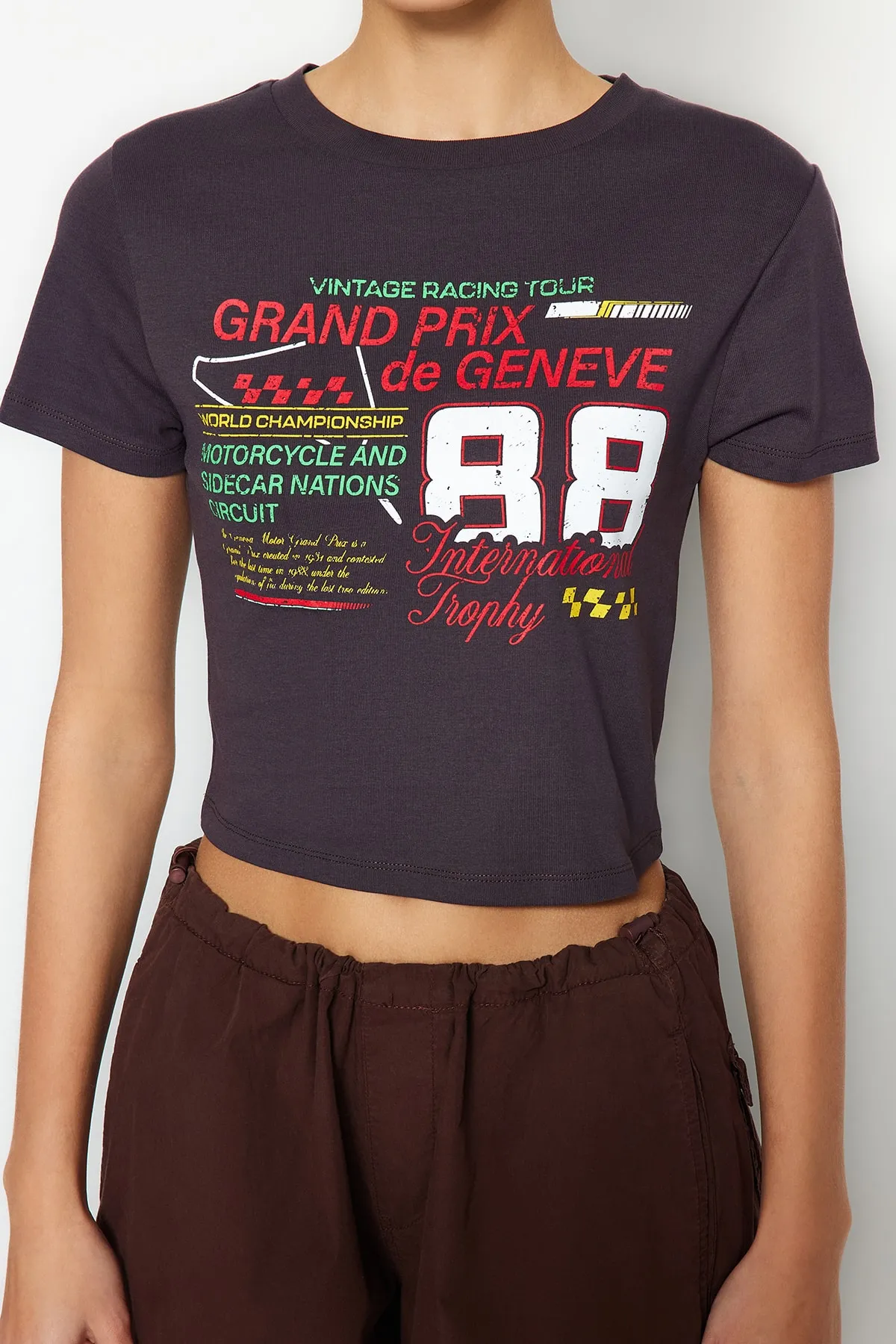 Trendyol Collection  Anthrazitfarbenes, figurbetontes, kurzes Strick-T-Shirt aus 100 % Baumwolle mit Slogan-Aufdruck TWOSS23TS00319
