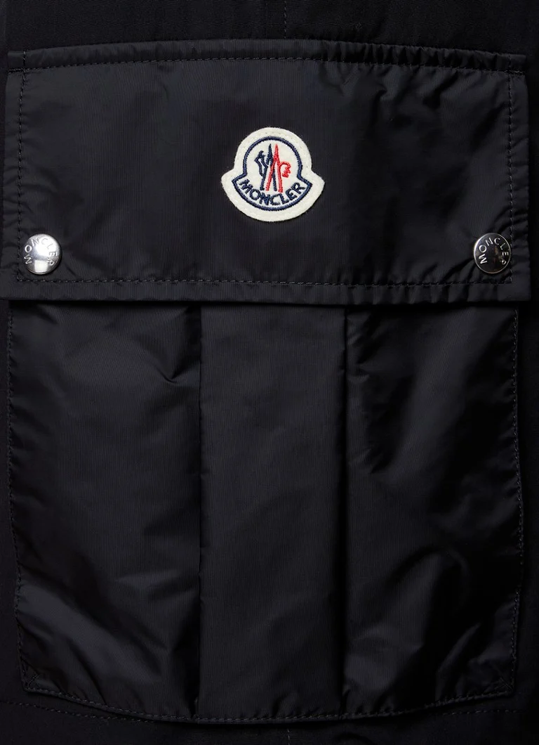 Pantaloncini cargo Moncler dalla vestibilità comoda e con tasche a patta.