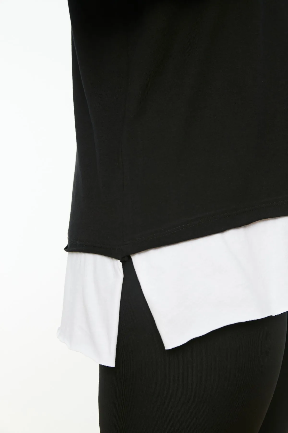 Trendyol Curve  Schwarzes Boyfriend-T-Shirt mit detailliertem Strickmuster TBSSS22TS0727