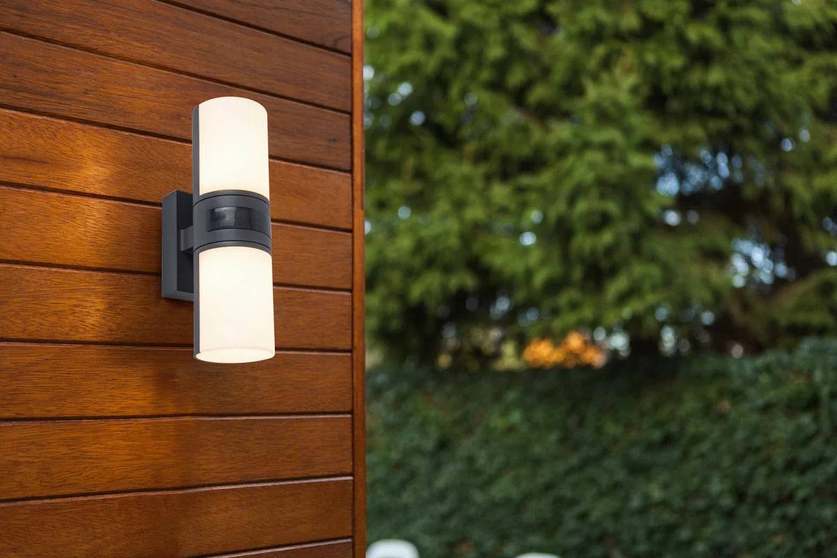 LED Außenwandleuchte Cyra mit Bewegungsmelder