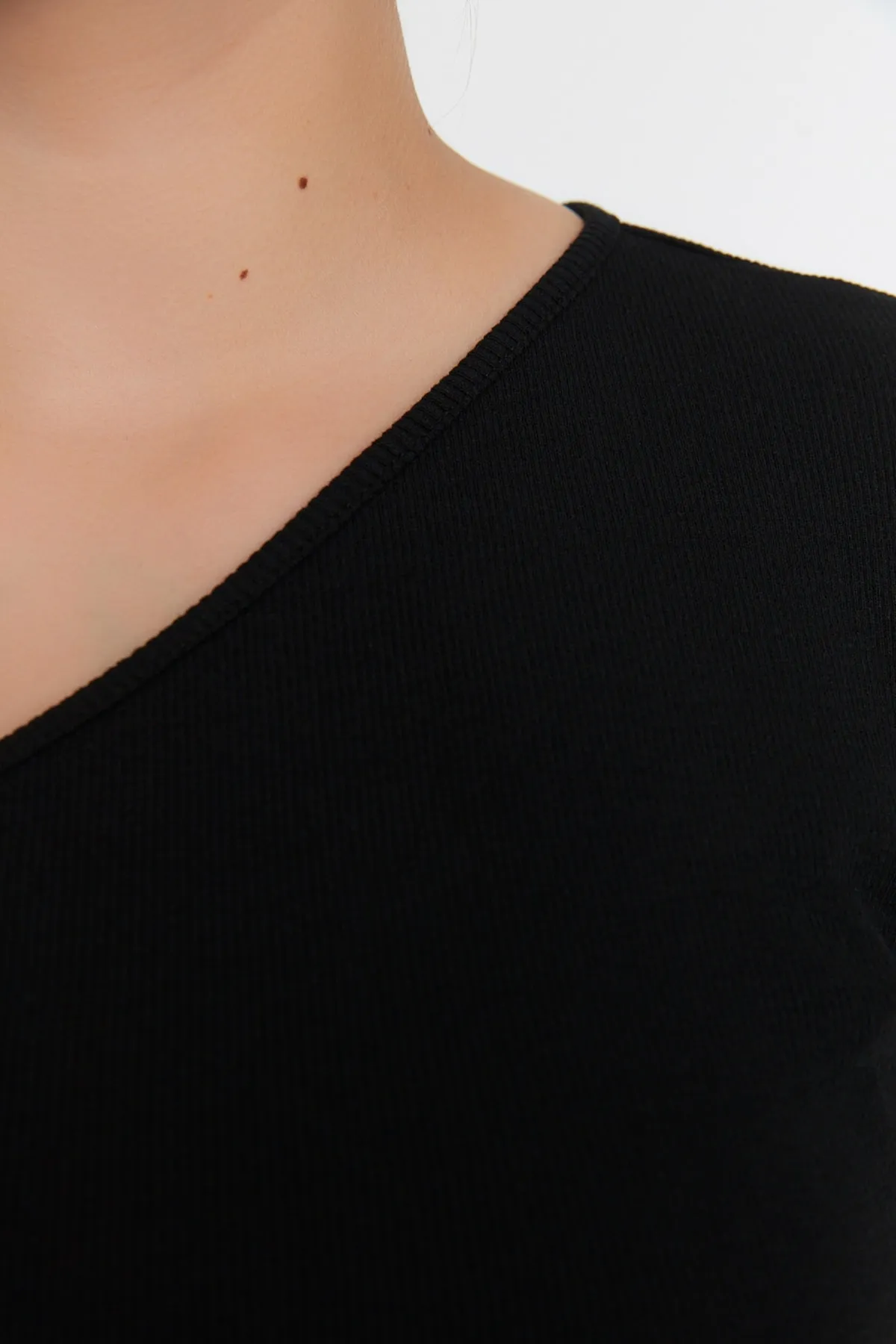 Trendyol Curve  Schwarze One-Shoulder-Strickbluse TBBSS22AF0046