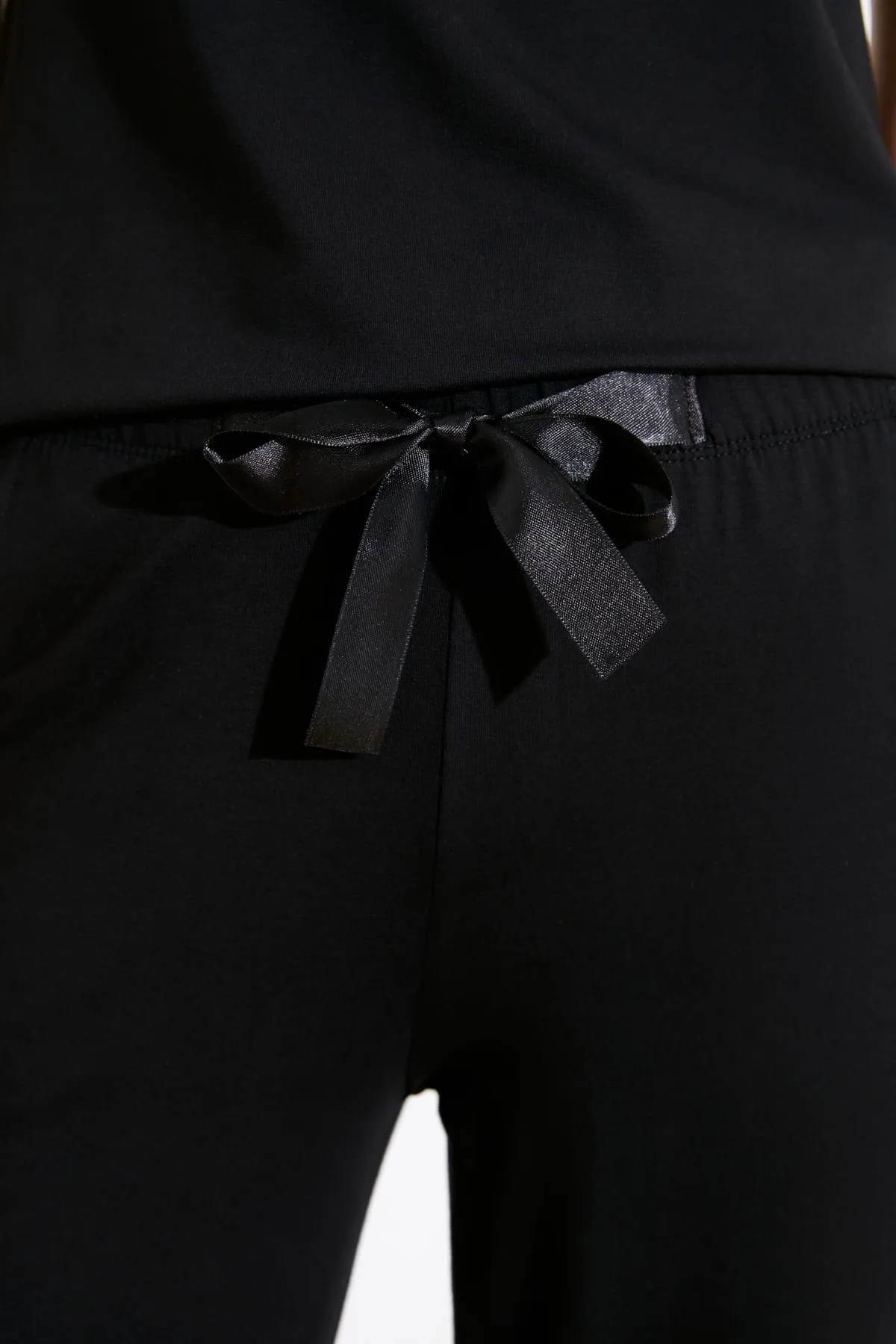 Trendyol Collection  Schwarzes Pyjama-Set aus Strick mit Spitzendetail und Seilträgern THMSS20PT0134