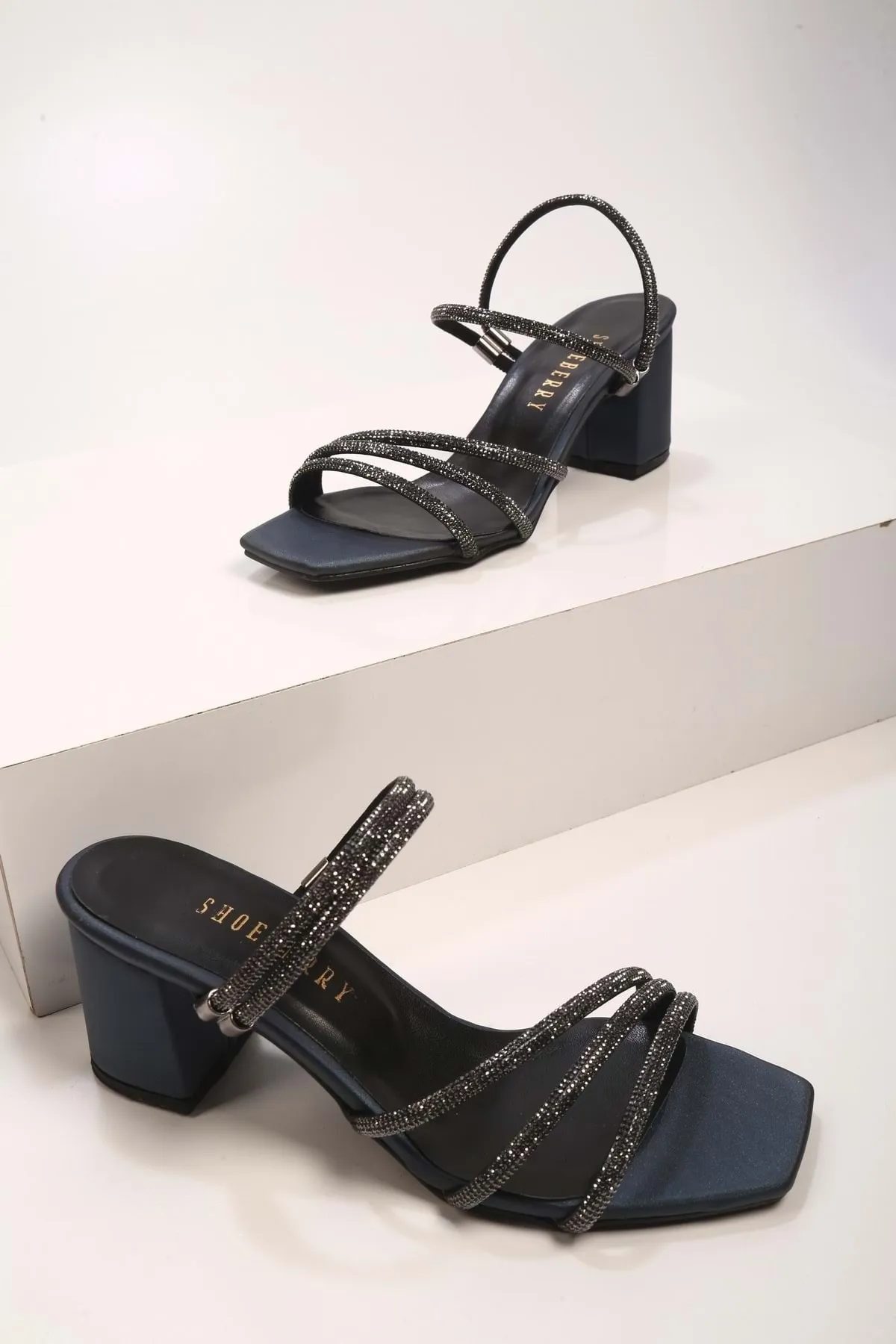 Shoeberry  Marineblaue Poas-Hausschuhe und -Schuhe aus Satin mit Steinabsatz für Damen