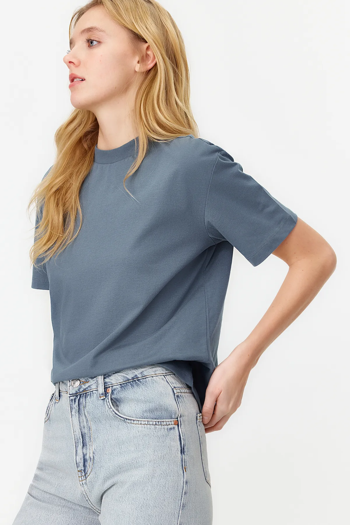 Trendyol Collection  Dunkelgraues Basic-Strick-T-Shirt aus 100 % Baumwolle mit Stehkragen TWOAW20TS0096