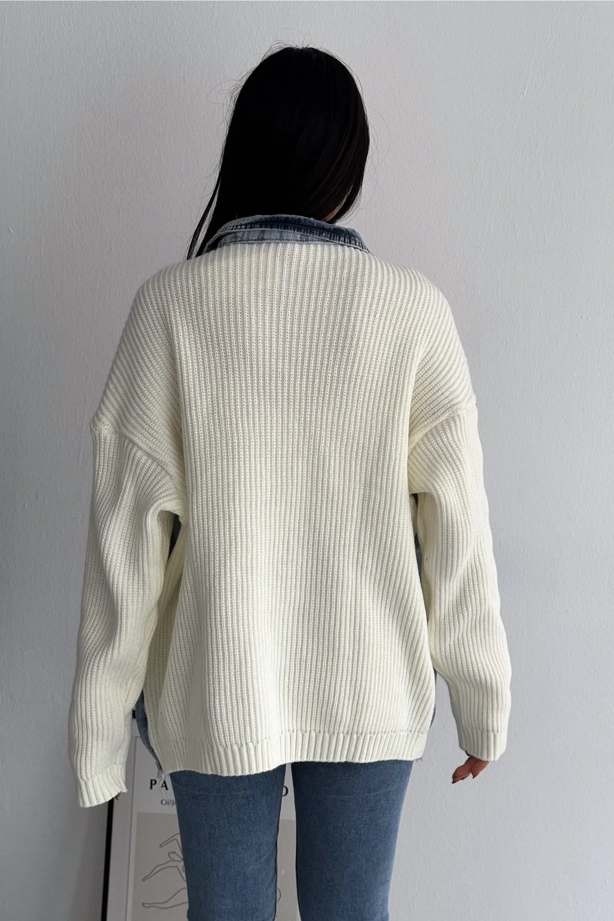 FEMELLE  Damen-Strickjacke aus Denim mit weißen Ärmeln und Taschen in Übergröße
