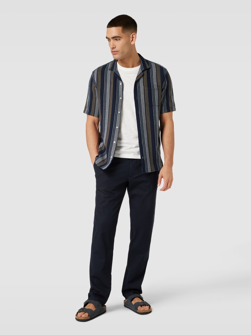 Chino mit französischen Eingrifftaschen in marineblau