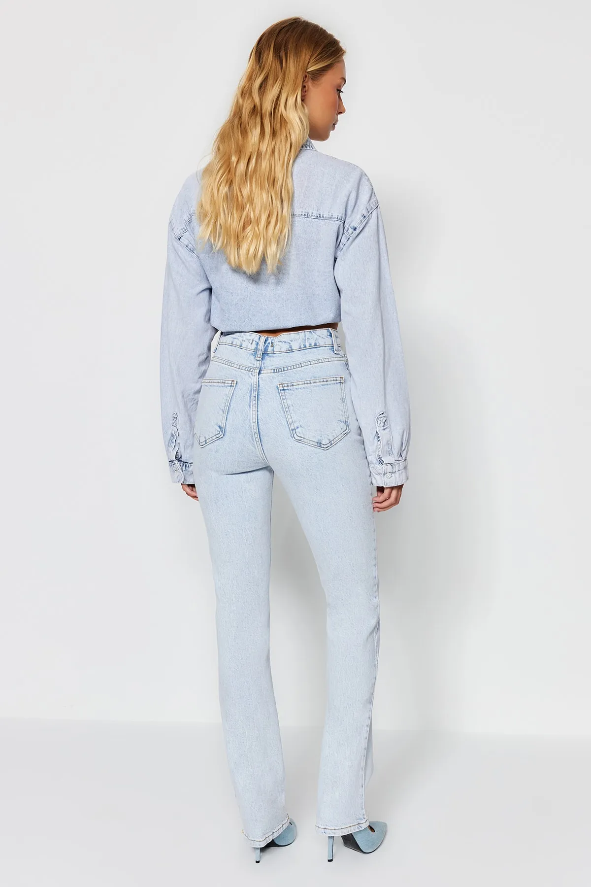 Trendyol Collection  Hellblaue Schlagjeans mit hoher Taille TWOAW23JE00657