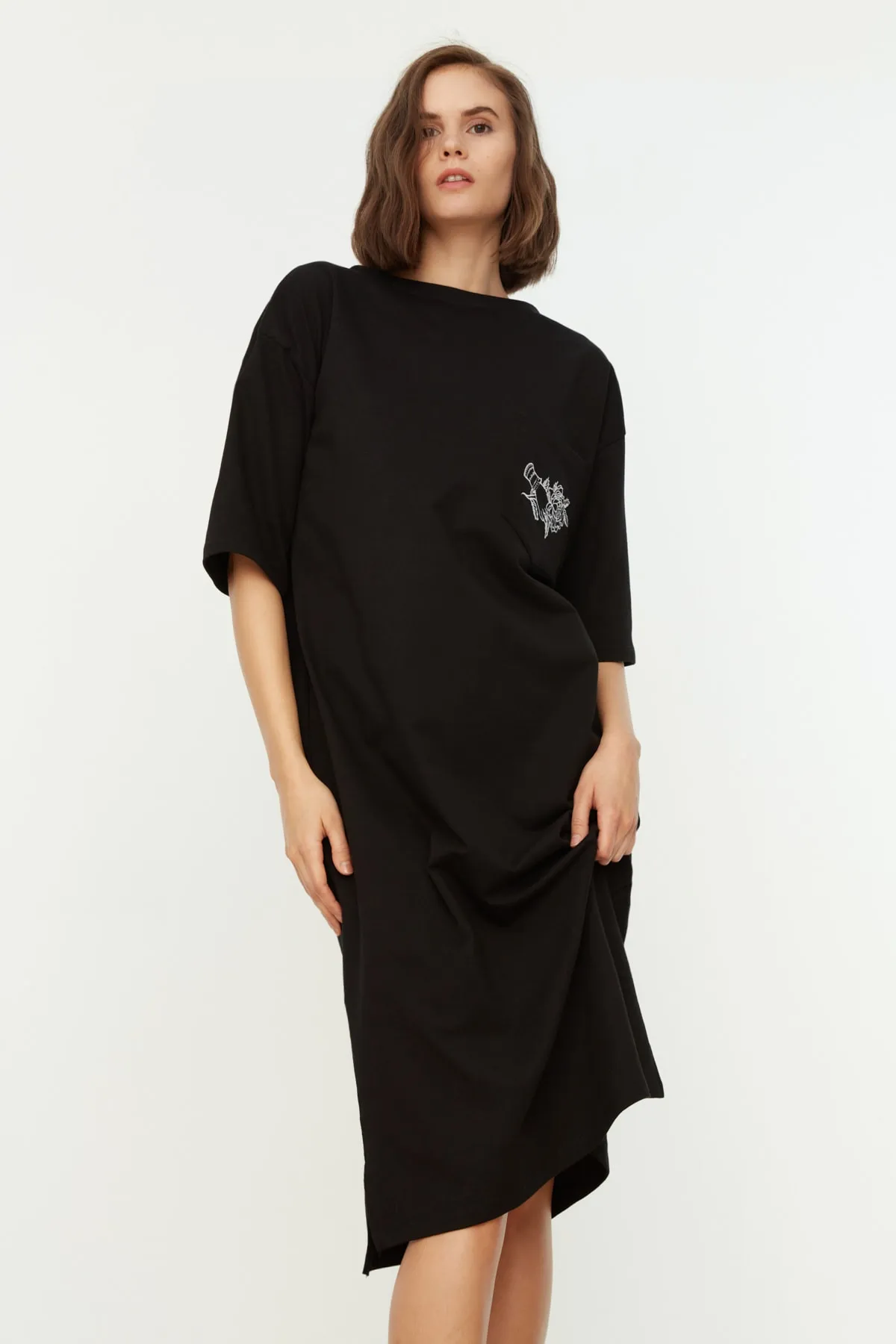Trendyol Collection  Schwarzes, besticktes Midi-Strickkleid mit Rundhalsausschnitt und entspanntem/legerem Schnitt TWOSS21EL0175