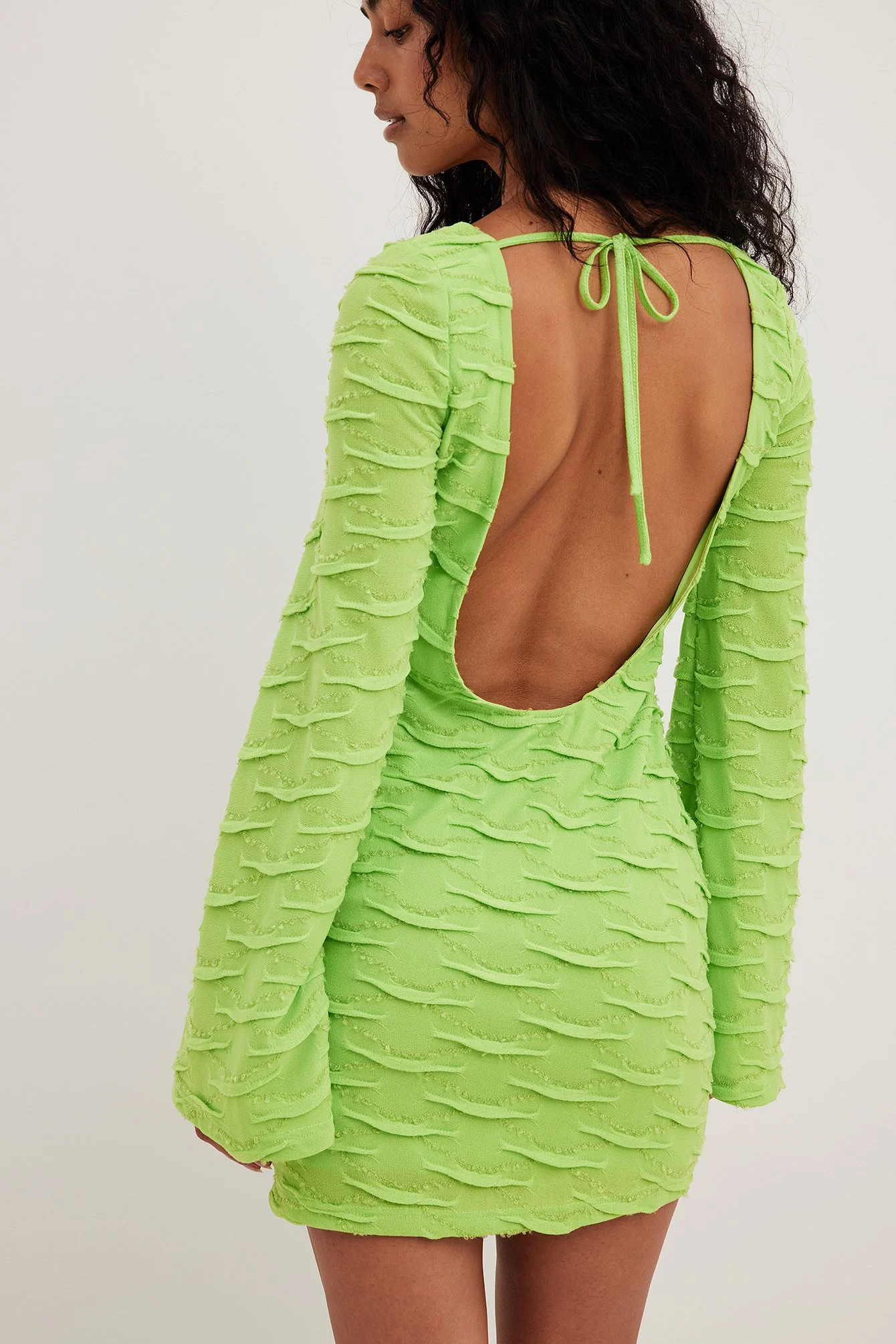 Minikleid mit tiefem Rückenausschnitt