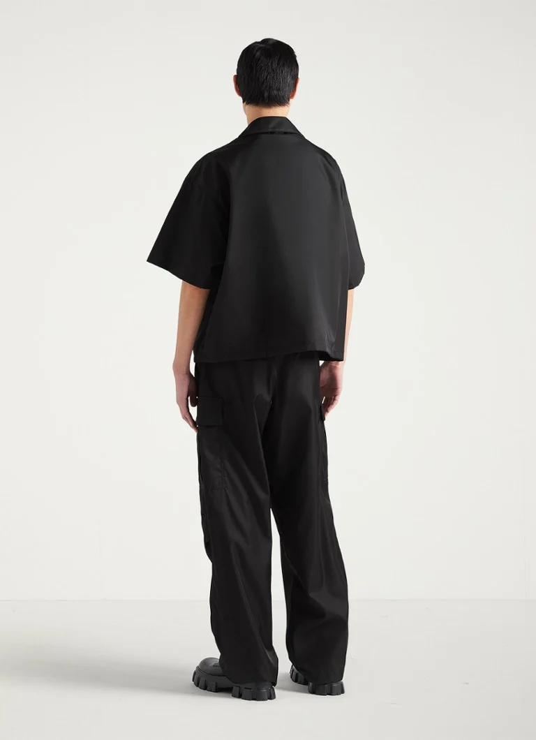 Camisa Prada Re-Nylon oversized com bolso no peito.
