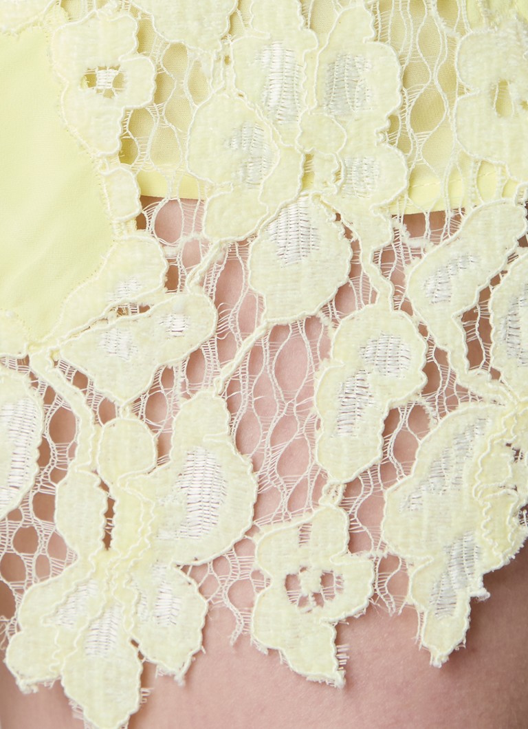 Rochie scurtă de la Acne Studios cu crăpături și broderie florală.