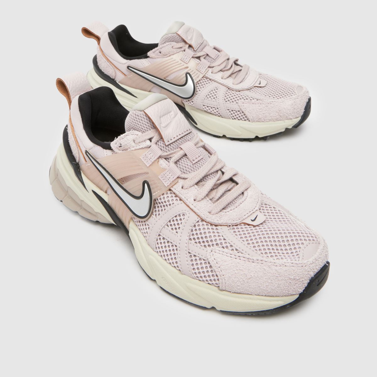 Športni copati Nike v2k v svetlo roza barvi