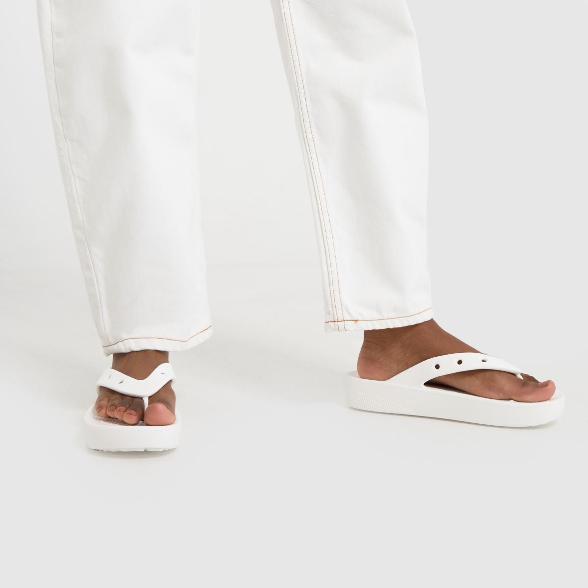 Crocs Classic platformos flip-flip szandál fehér színben