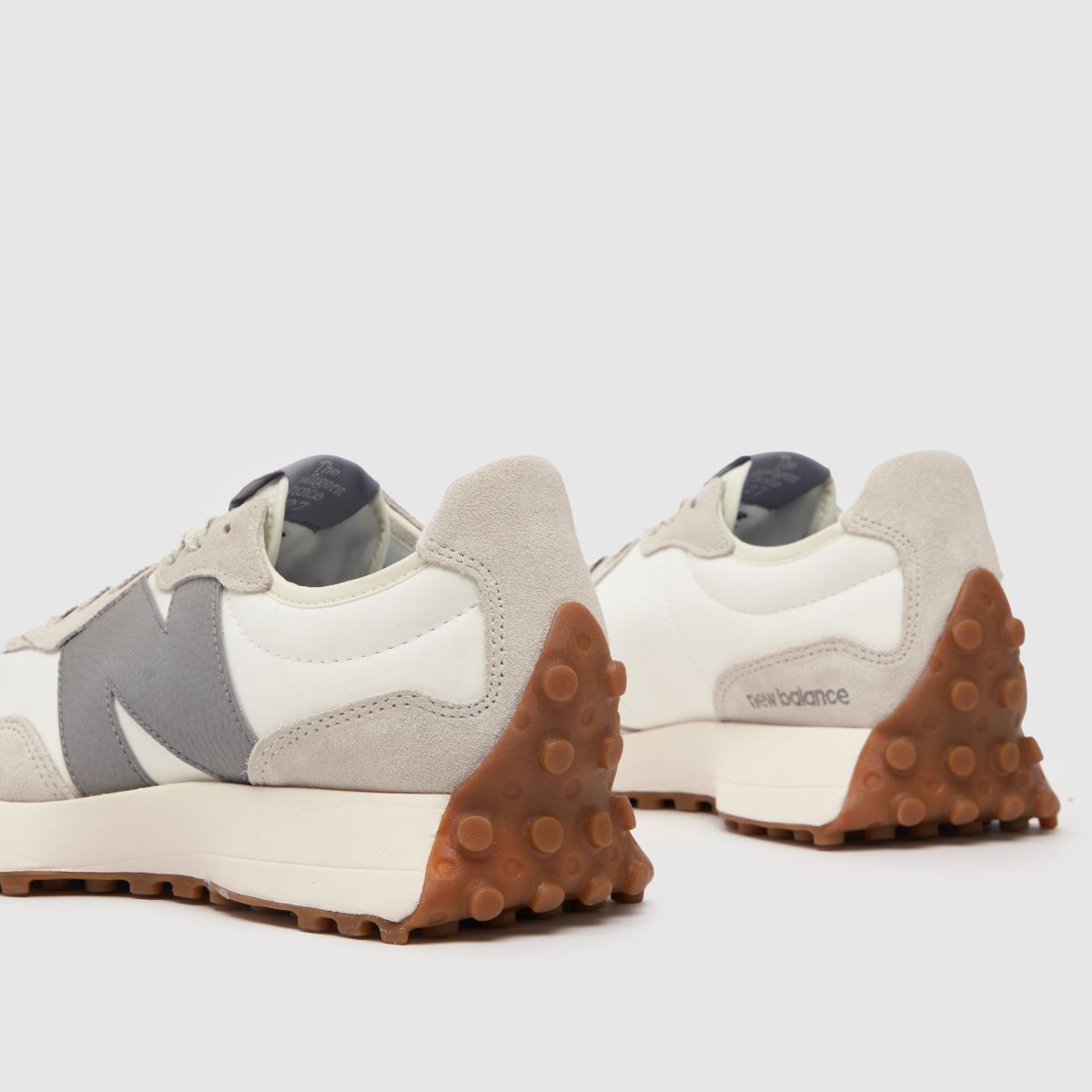 New Balance 327 träningsskor i vitt och grått