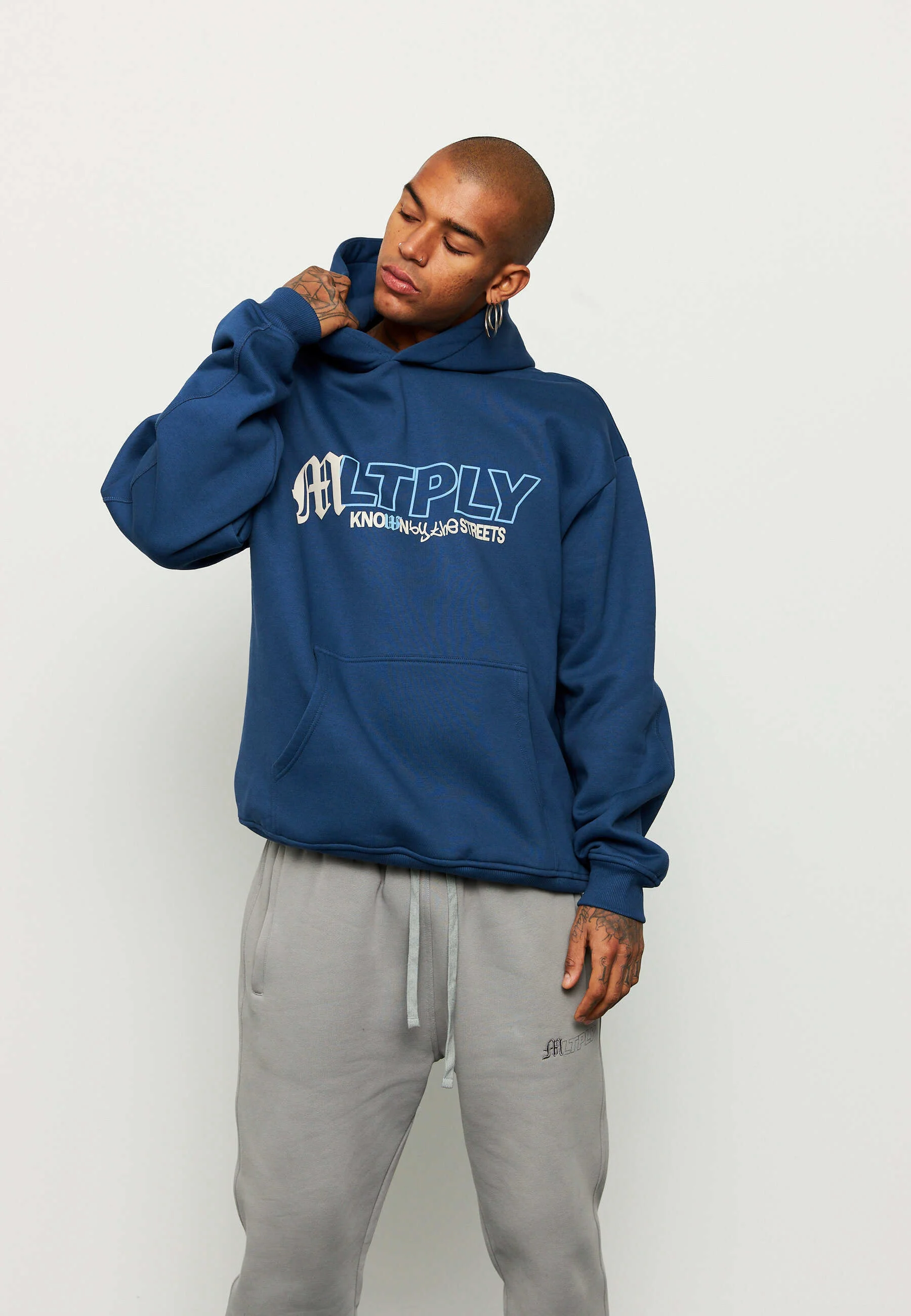 Sudadera con capucha WITNESS de Multiply Apparel