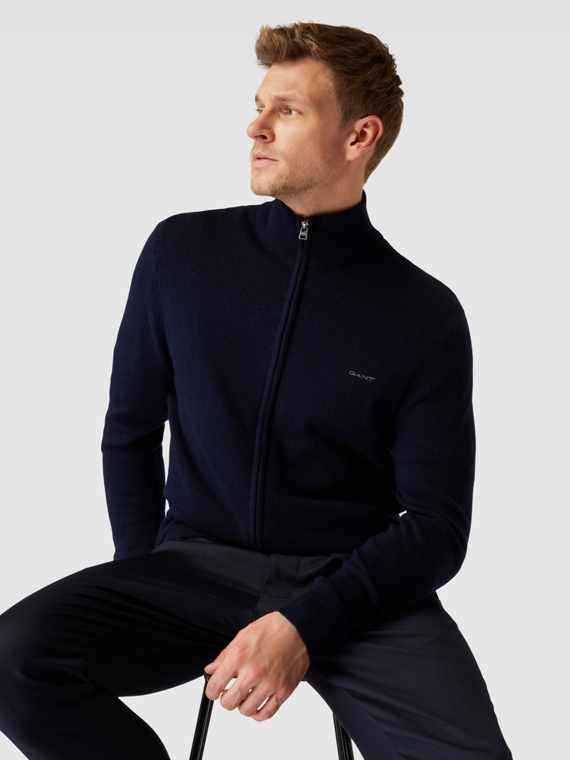 Strickjacke aus Lammwoll-Mix mit Stehkragen und Label-Stitching in marineblau