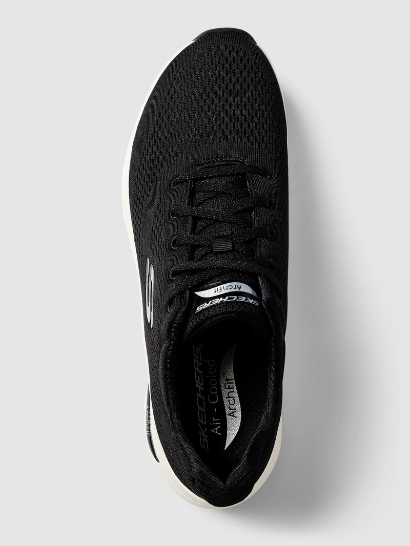 Sneaker mit Label-Detail in schwarz