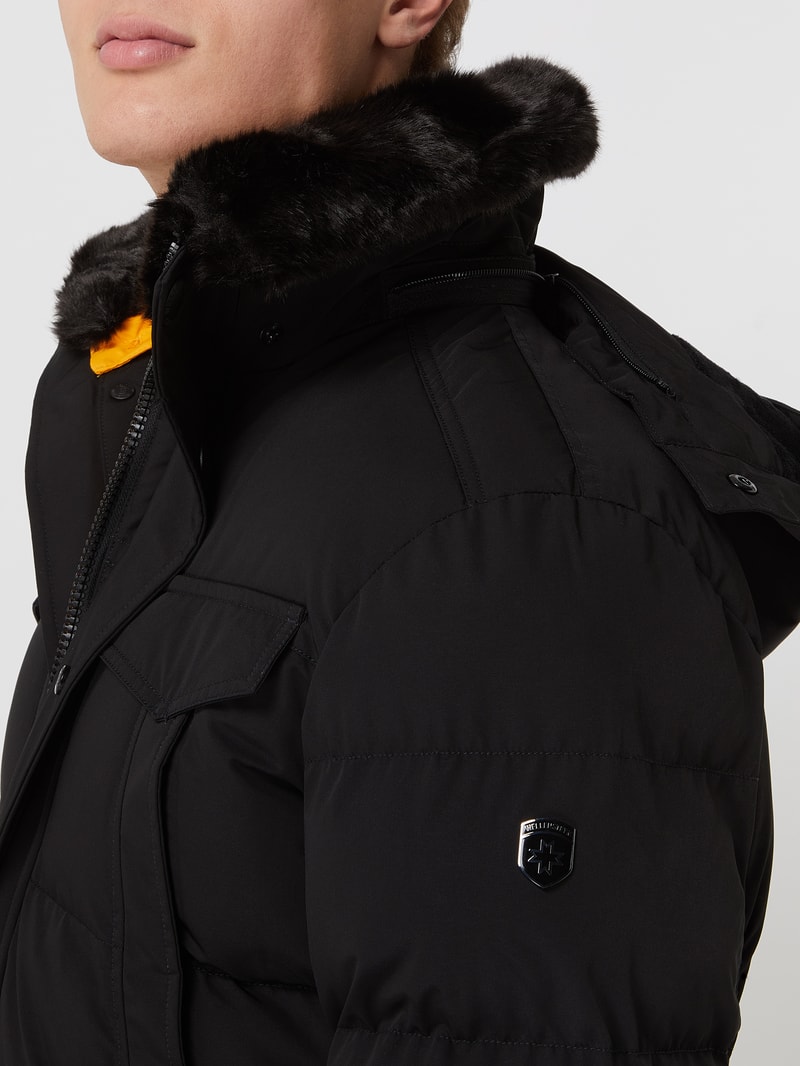 Steppjacke mit Label-Patch in schwarz