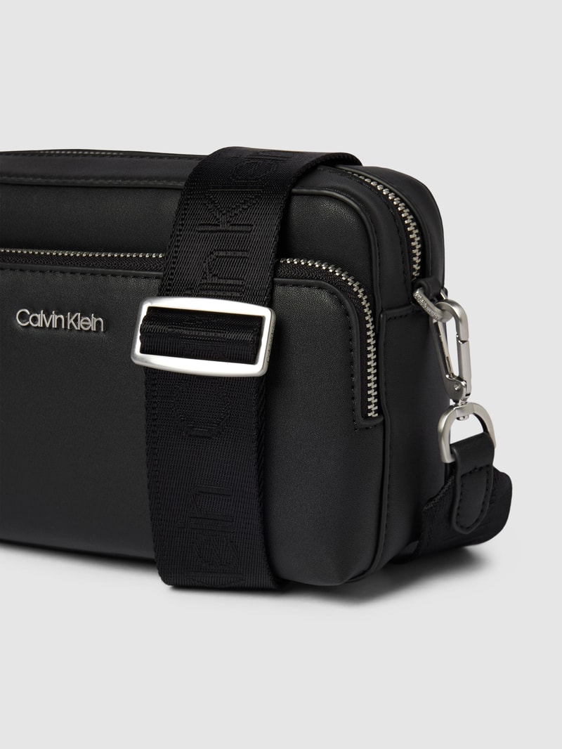 Umhängetasche mit Label-Applikation Modell 'CAMERA BAG' in schwarz