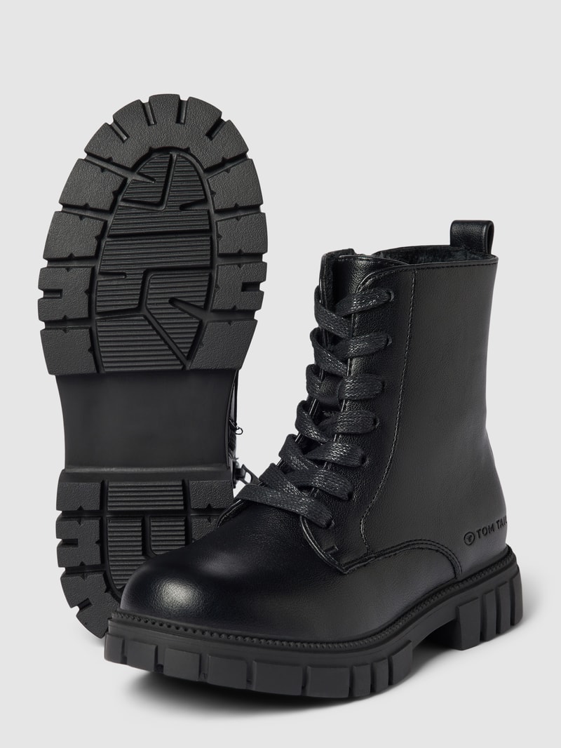 Stiefel mit Label-Prägung in schwarz