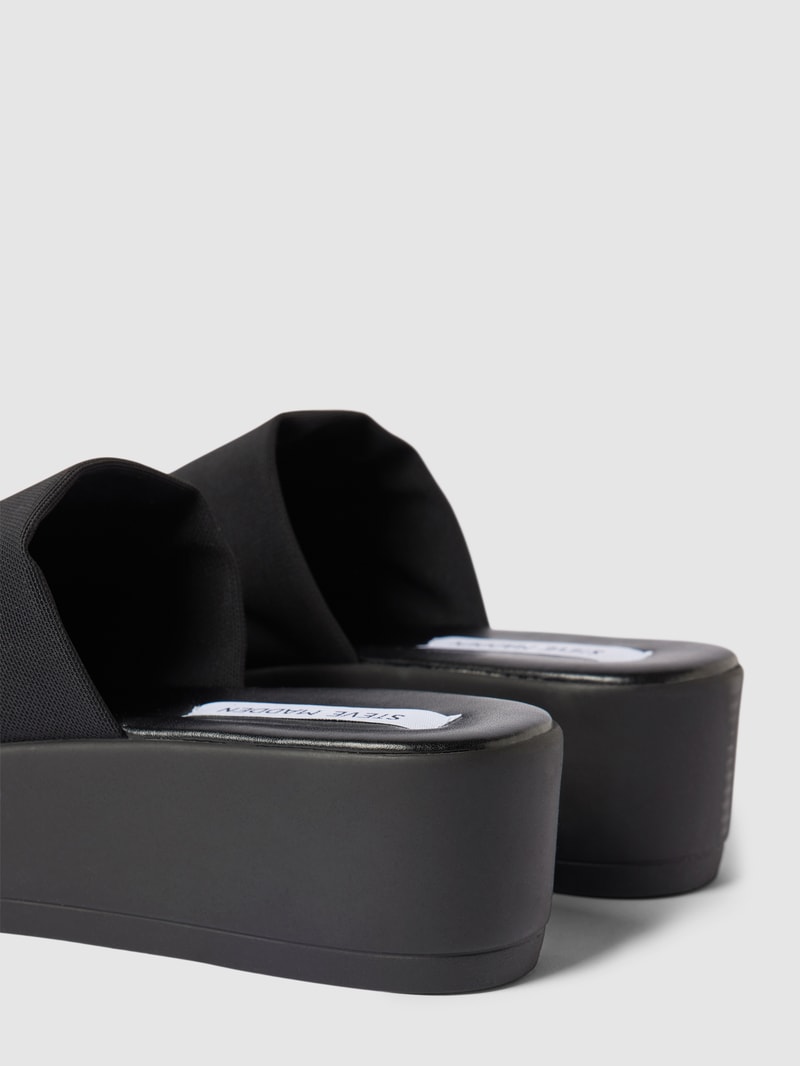 Pantoletten mit Plateausohle Modell 'SLINKY' in schwarz
