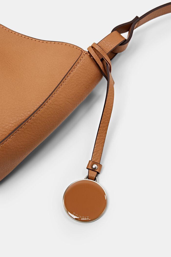 Recycelt: Schultertasche in Lederoptik