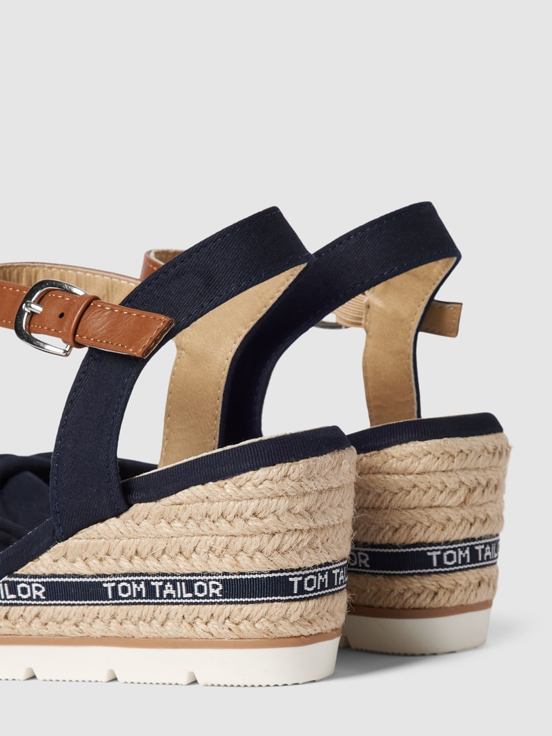 Wedges mit Label-Details in marineblau