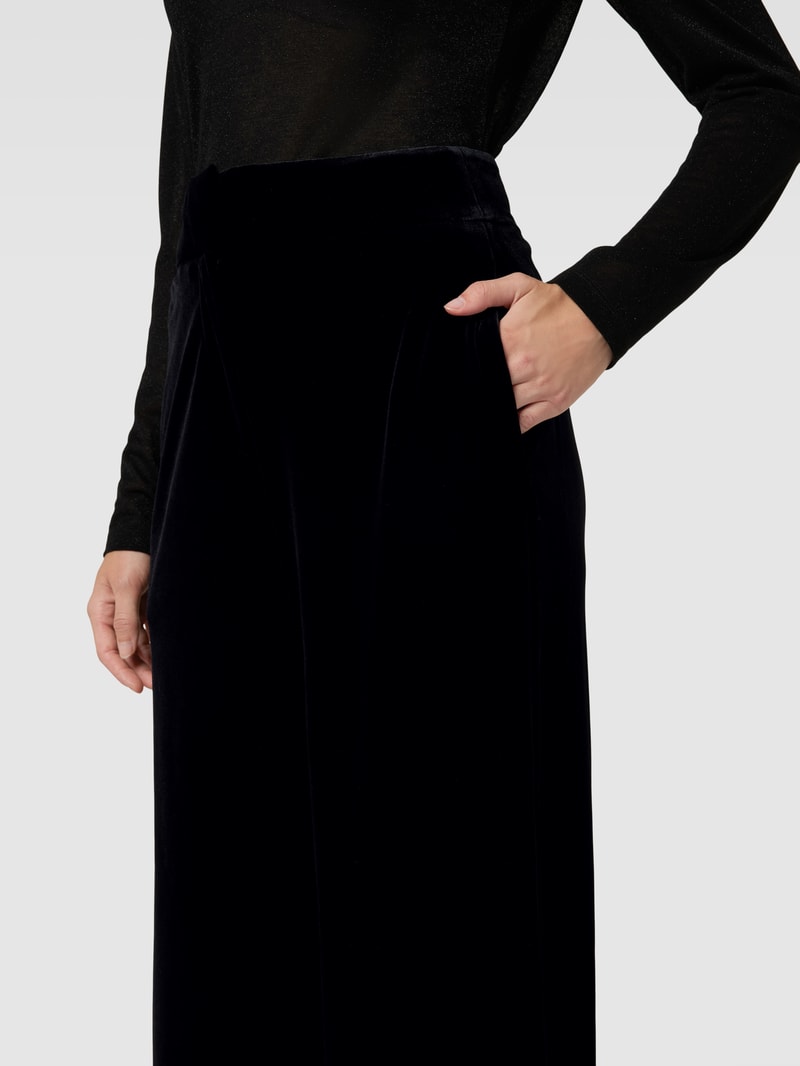 Samthose mit französischen Eingrifftaschen in schwarz