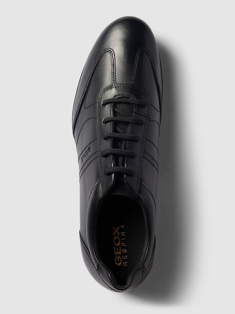 Sneaker mit Label-Detail in schwarz