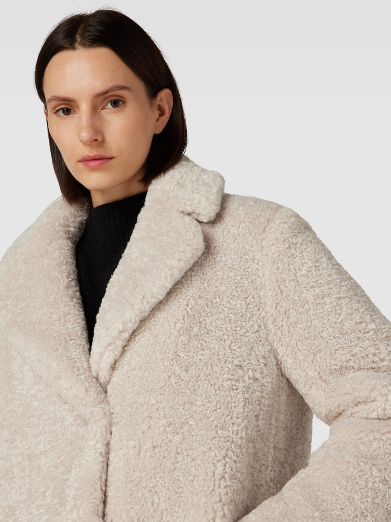Mantel aus Teddyfell in offwhite
