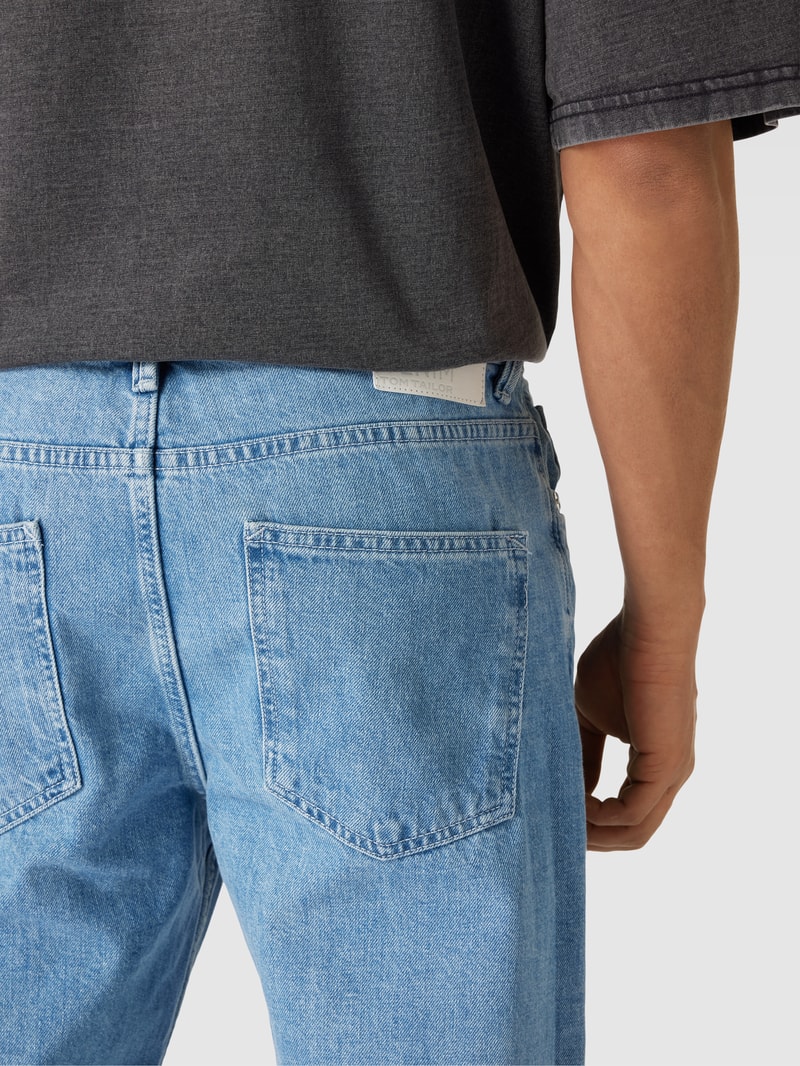 Jeans mit Label-Patch in hellblau