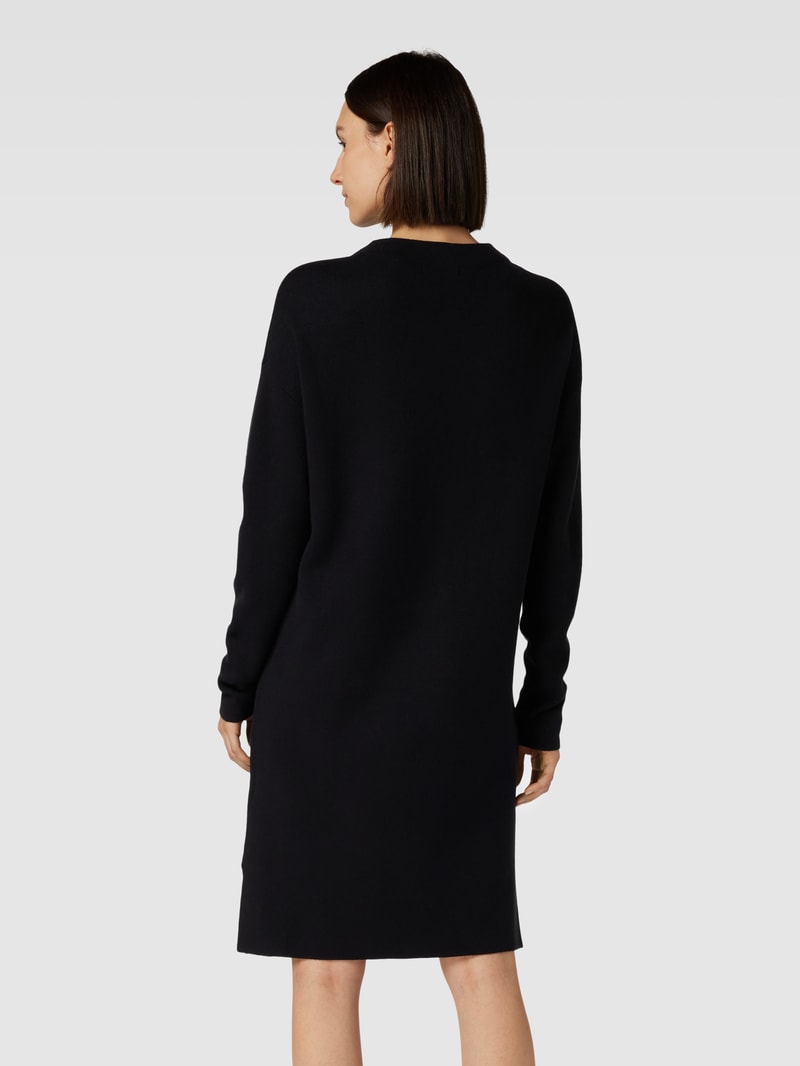 Knielanges Strickkleid mit Rundhalsausschnitt in schwarz