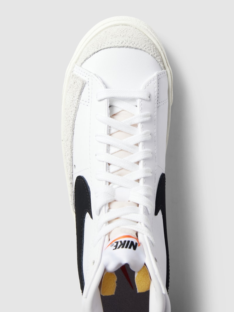 Sneaker mit Label-Details in offwhite