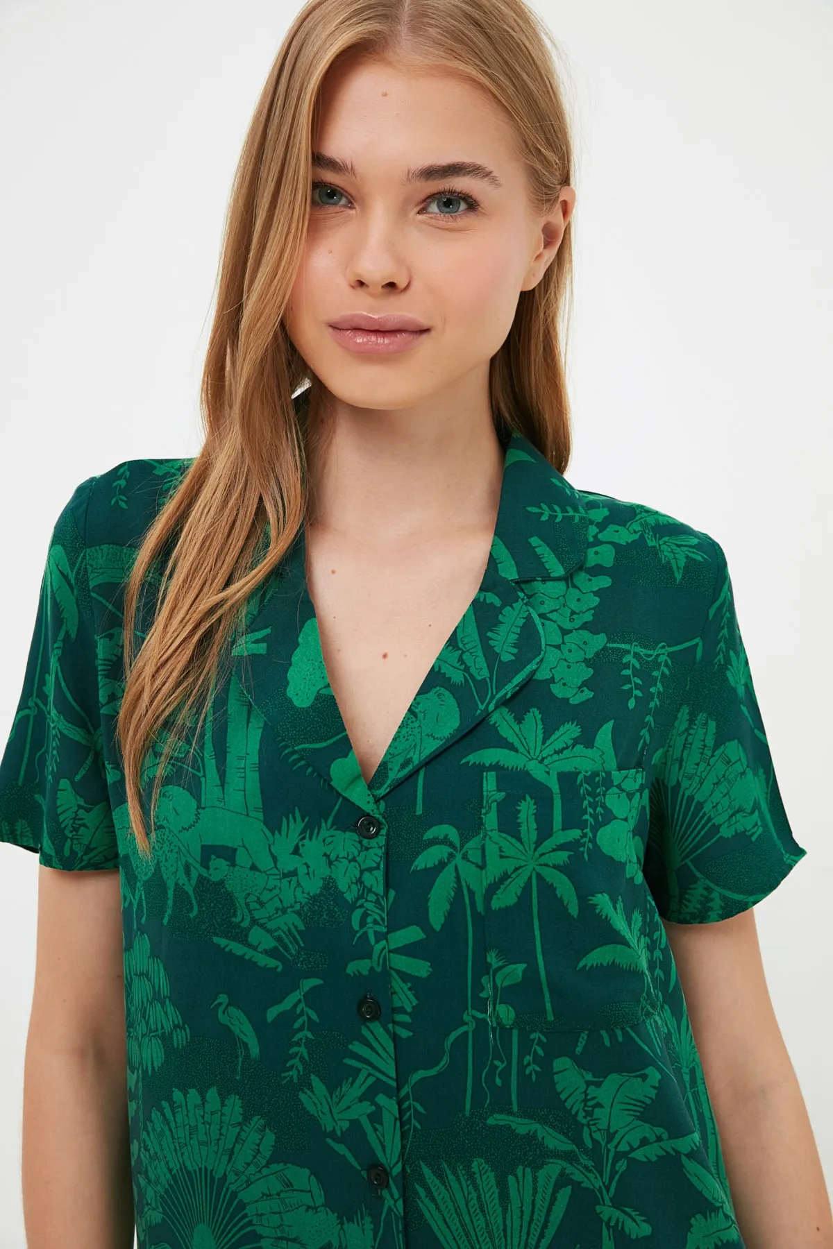 Trendyol Collection  Grünes Pyjama-Set aus Viskose mit detailliertem Aufdruck und Hemd und Shorts THMSS21PT1032