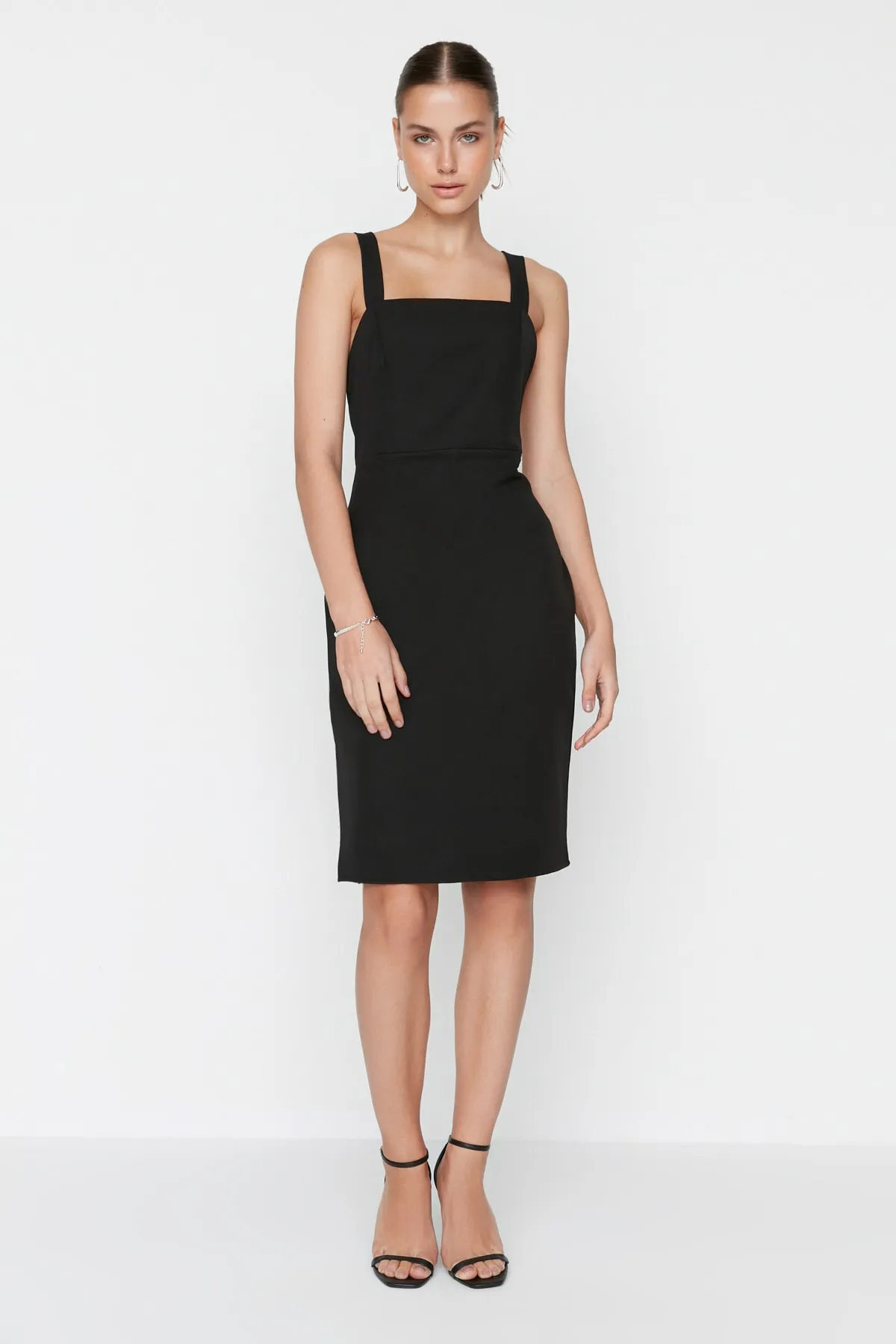 Trendyol Collection  Schwarzes, gewebtes Kleid mit Trägern TWOSS22EL00533