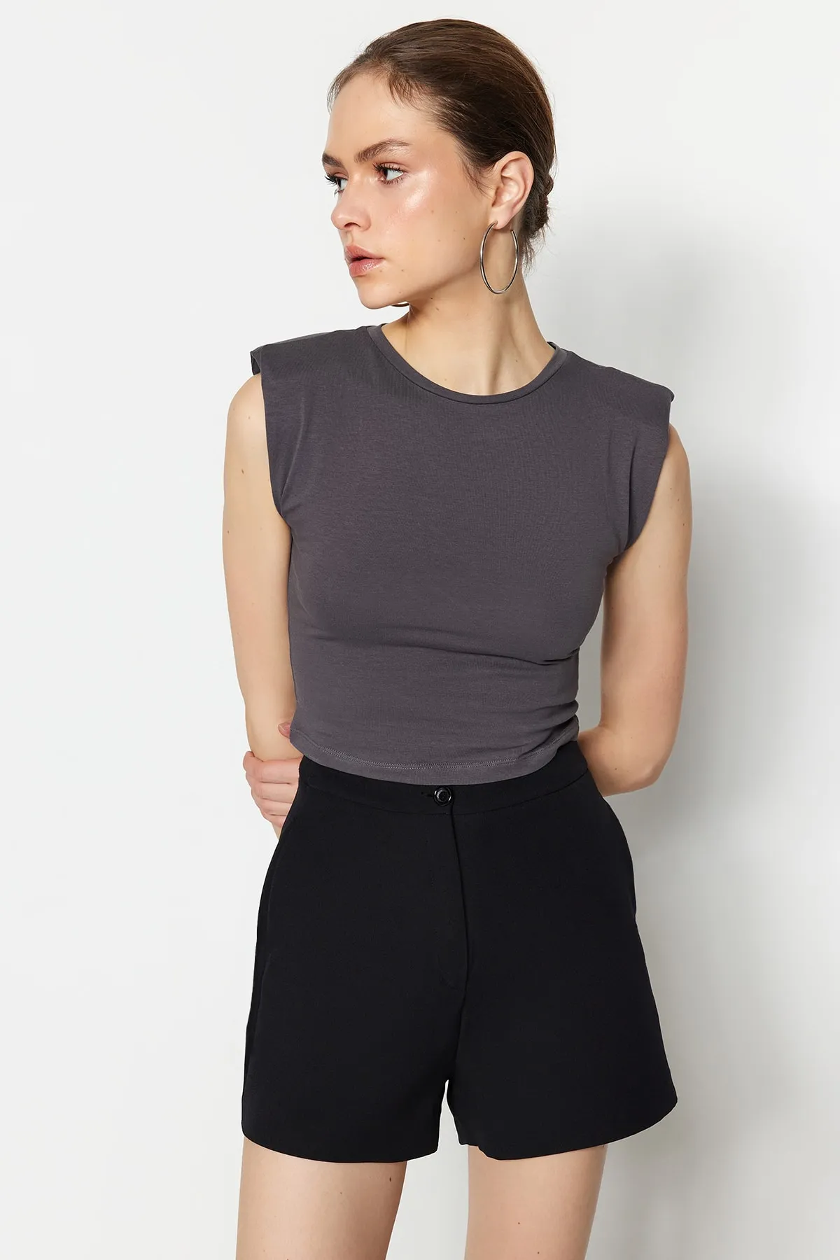 Trendyol Collection  Anthrazitfarbene, wattierte, eng anliegende, kurze, dehnbare Strickbluse mit Rundhalsausschnitt TWOSS23BZ00251