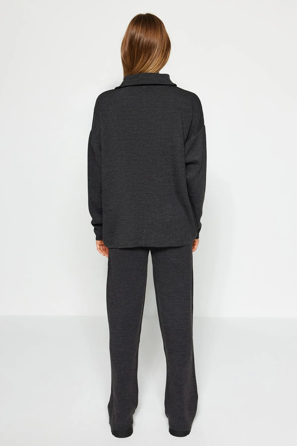 Trendyol Collection  Anthrazitfarbenes Strickoberteil und -unterteil in weiter Passform TWOAW24AU00026