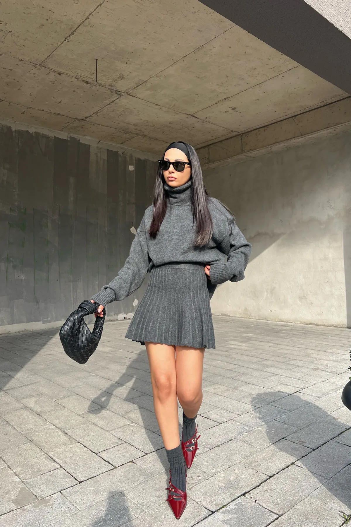 Seda Yalçın Atelier  Anthrazitfarbenes Strickset mit Rollkragenpullover und Rock