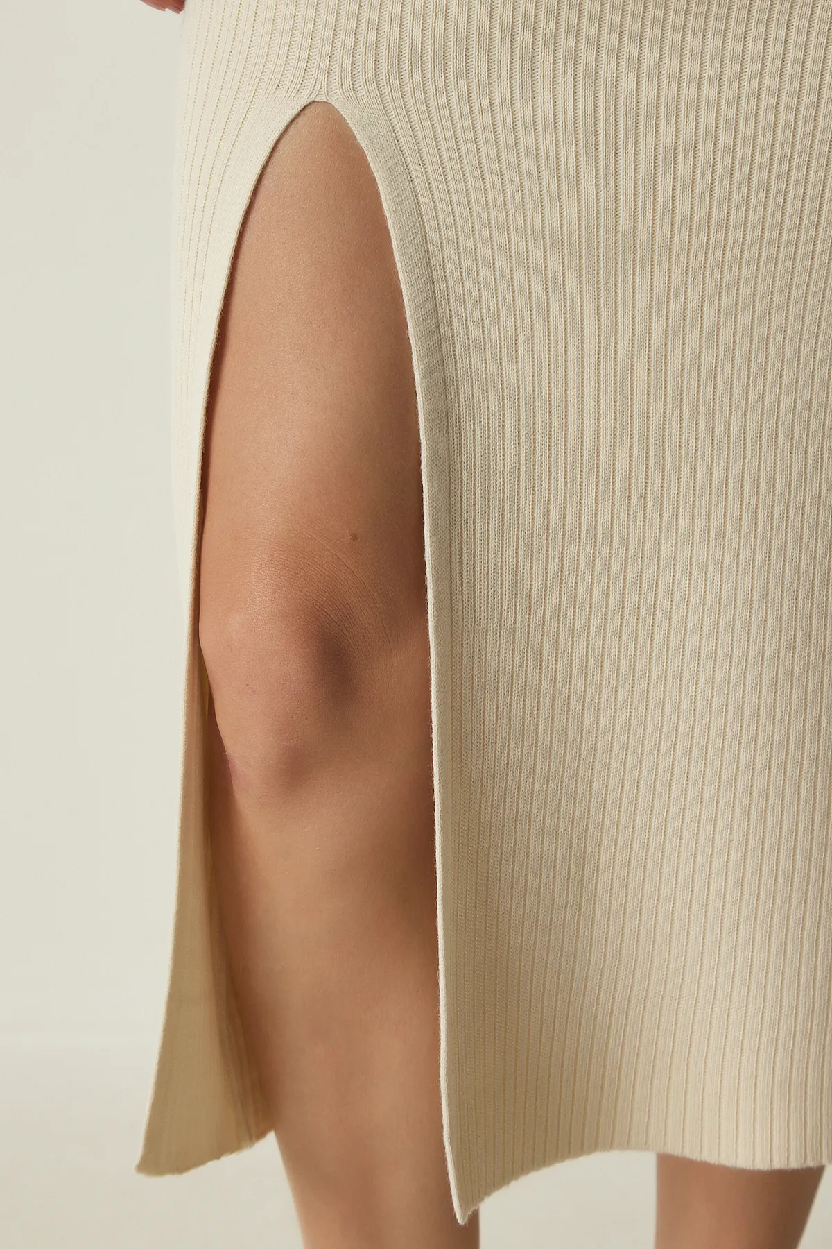 Happiness İstanbul  Cremefarbenes Strickkleid mit Rollkragen und Schlitz für Damen PF00038