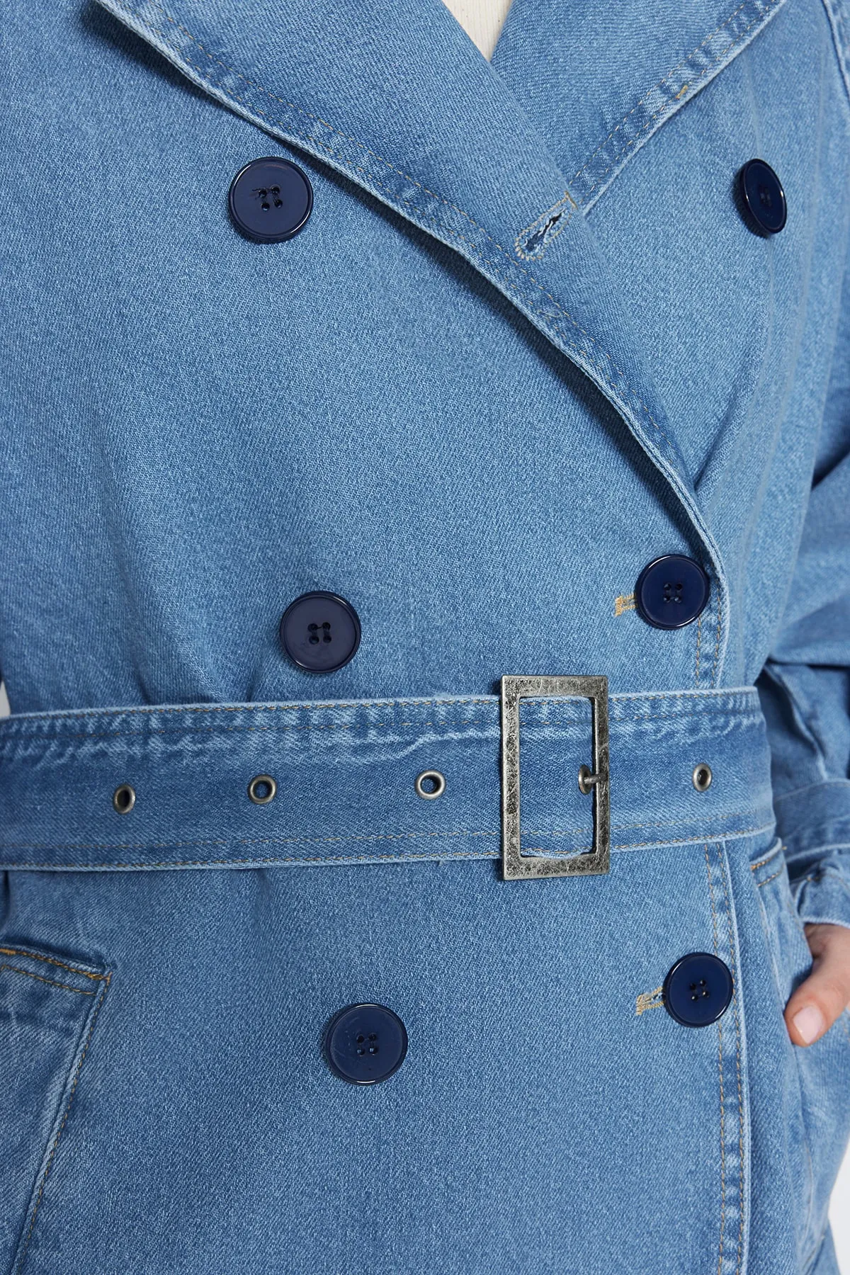 Trendyol Collection  Blauer Denim-Trenchcoat mit Gürtel TWOSS23TR00028