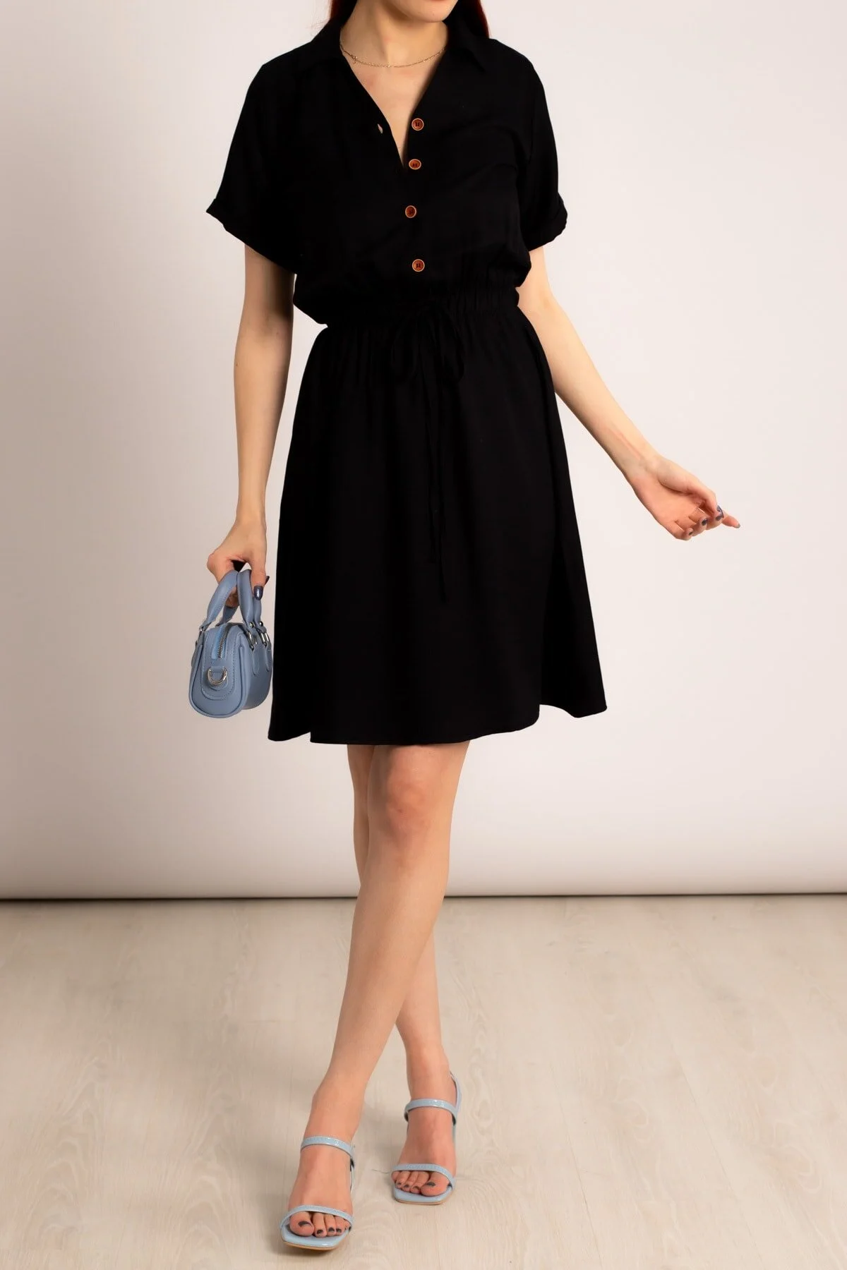armonika  Schwarzes, kurzärmliges Hemdkleid mit elastischer Taille für Damen Arm-23y001035