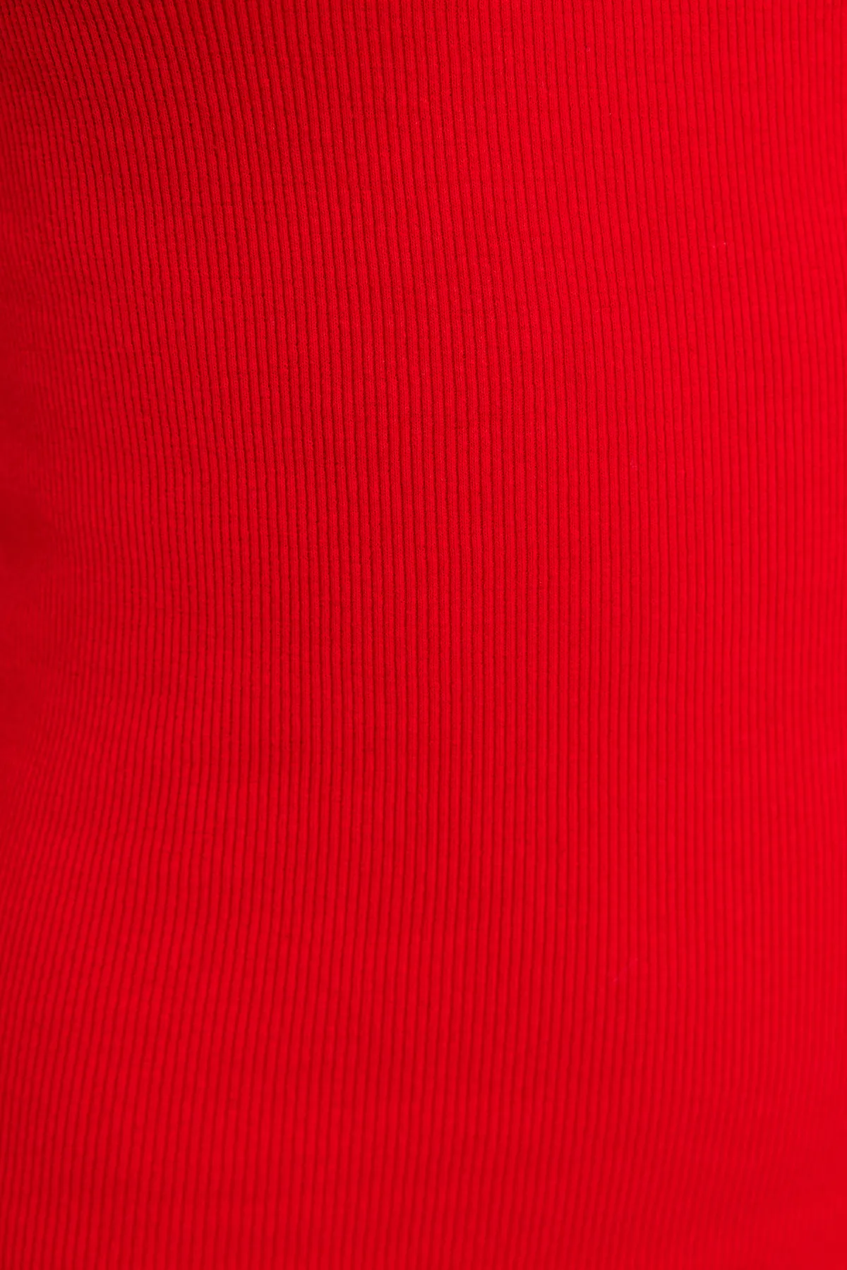 Trendyol Collection  Rotes, geripptes, figurbetontes/tailliertes Rundhals-Midi-Bleistiftkleid aus Strick TWOSS22EL1575