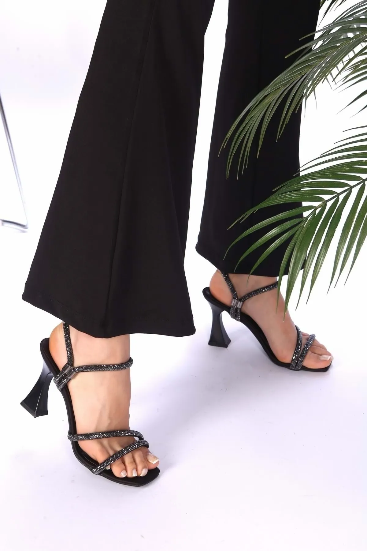 Shoeberry  Damen-Hausschuhe und -Schuhe Teyna aus schwarzem Satin mit geripptem Stein und Absatz
