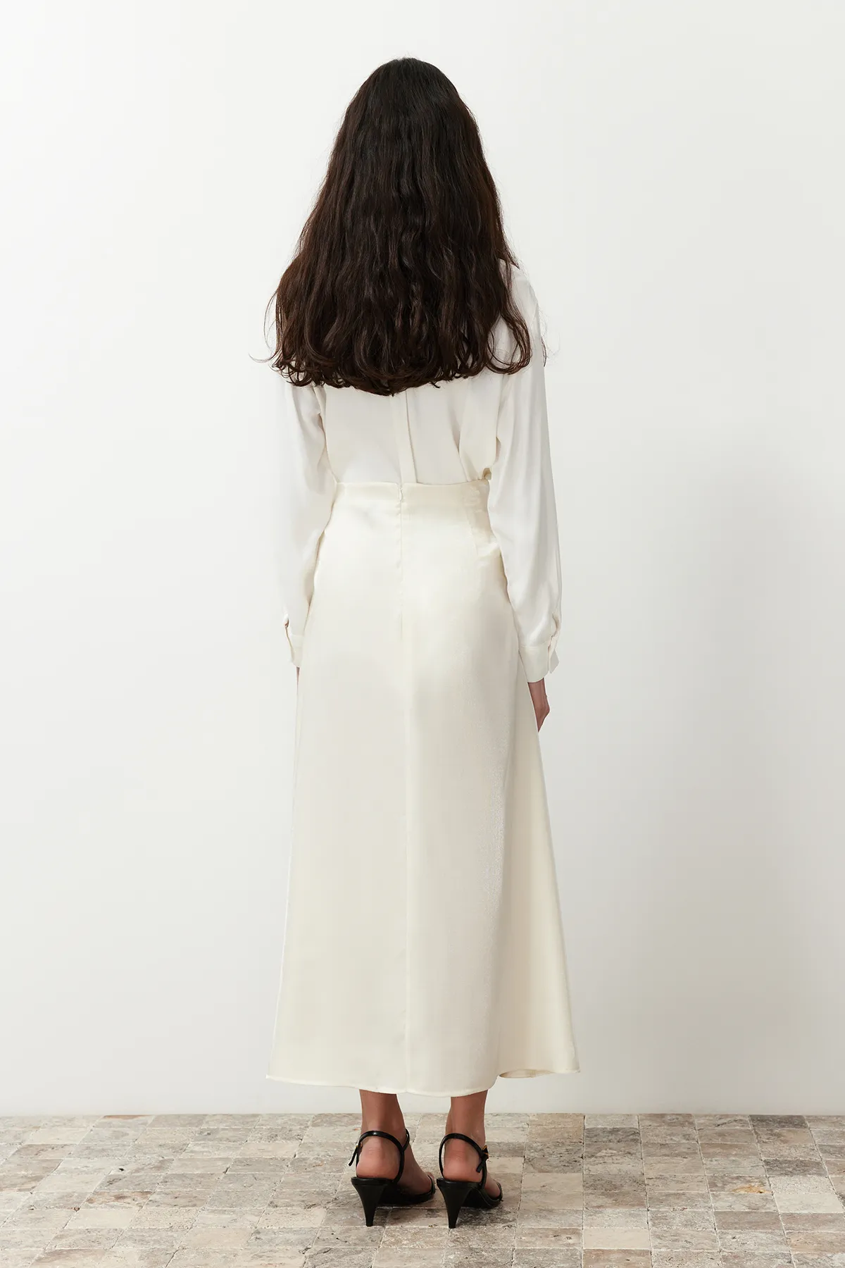 Trendyol Modest  Cremefarbener gewebter Satinrock TCTSS24EE00017