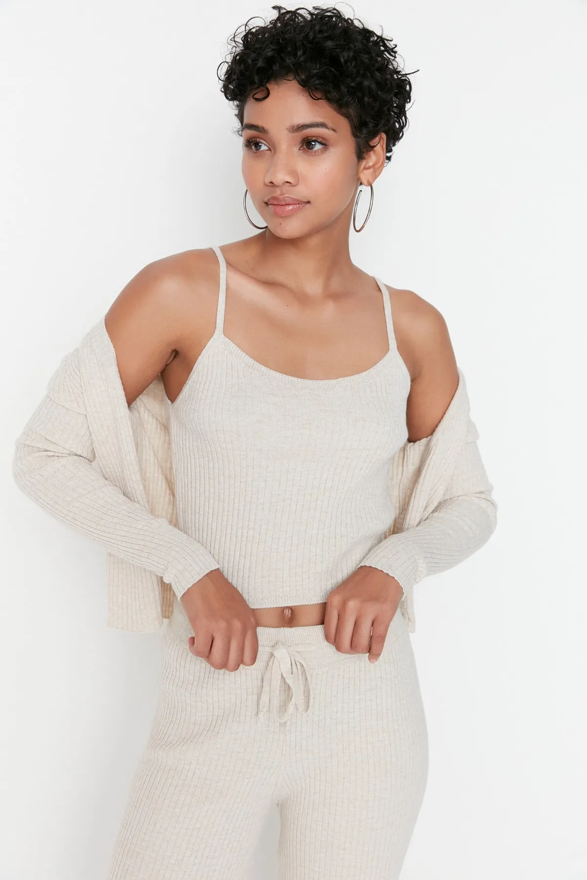 Trendyol Collection  Beige, taillierte Bluse, Strickjacke, Hose, Strickoberteil und -unterteil, Set TWOAW22AU0006