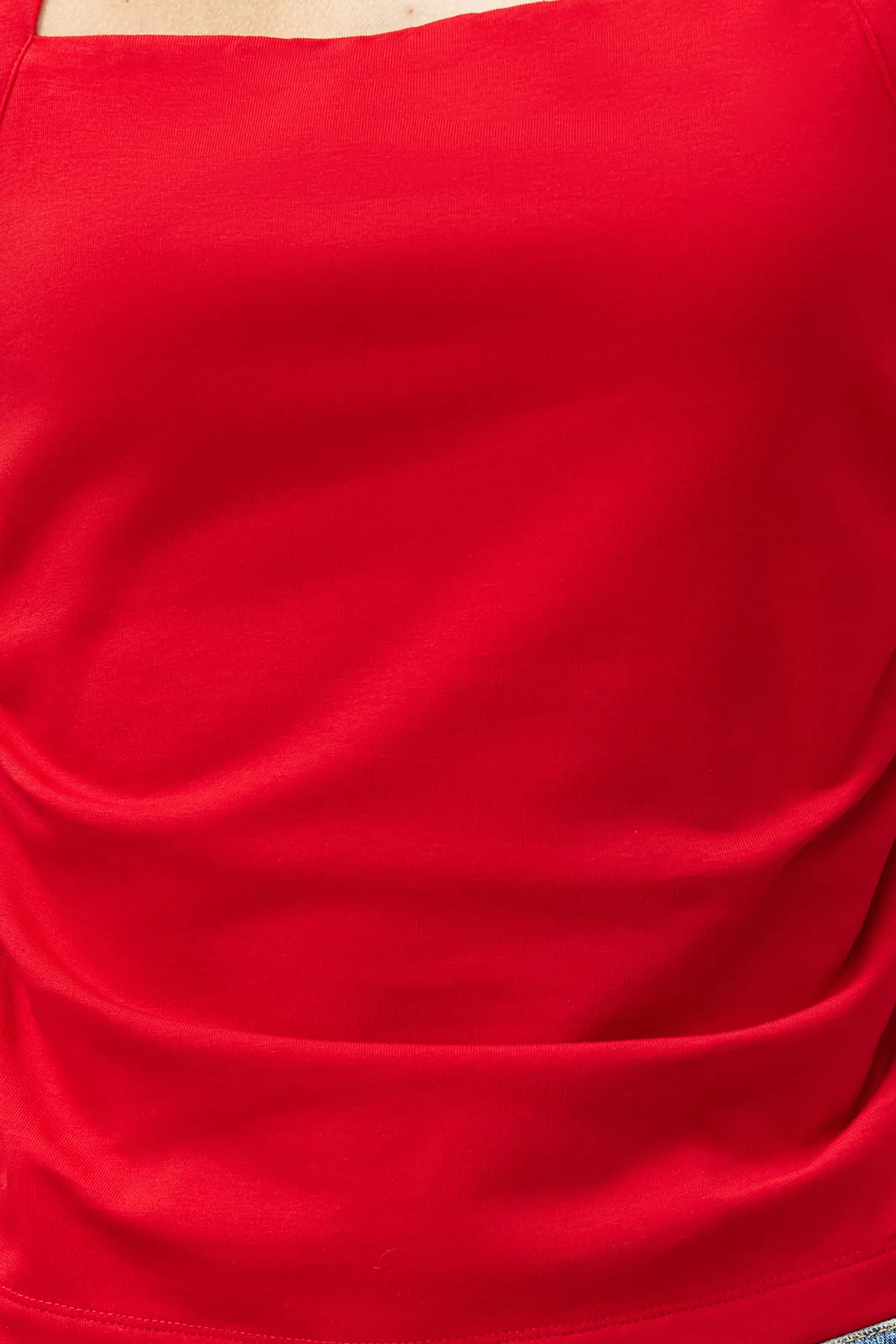 Trendyol Collection  Rote Strickbluse mit geradem, quadratischem Kragen, Riemchen und Raffung TWOSS24BZ00400
