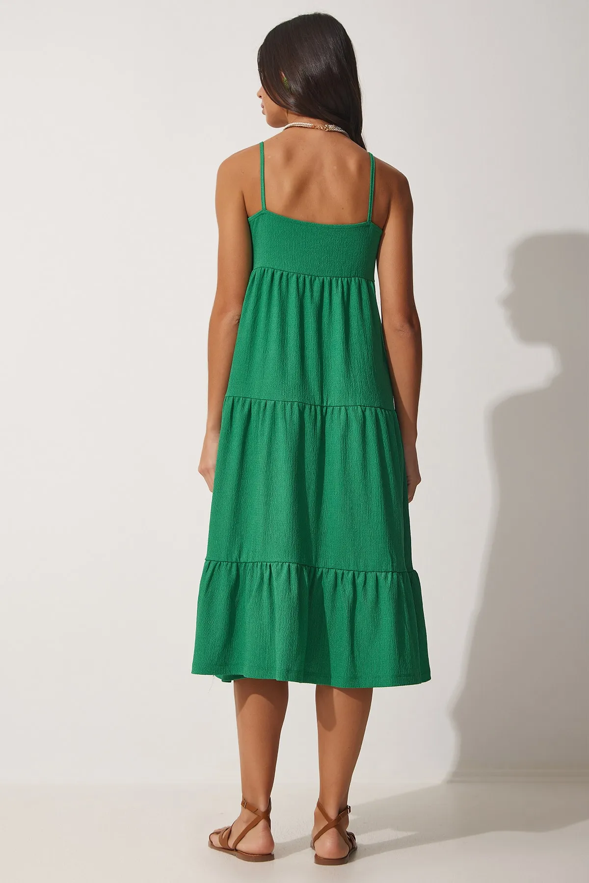 Happiness İstanbul  Grünes Sommer-Strickkleid mit Riemchen-Flounce für Damen UB00077