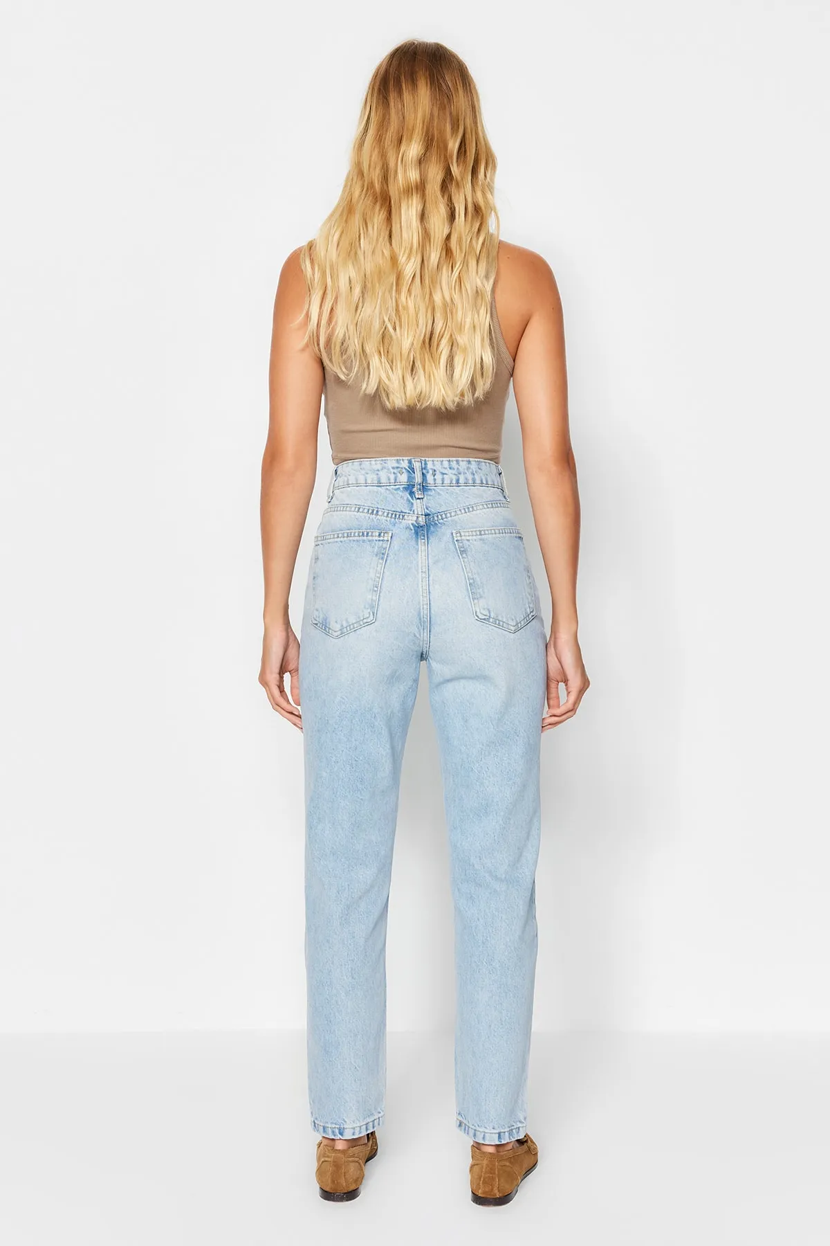 Trendyol Collection  Blaue Mom-Jeans mit zwei Knöpfen und hoher Taille TWOSS21JE0153